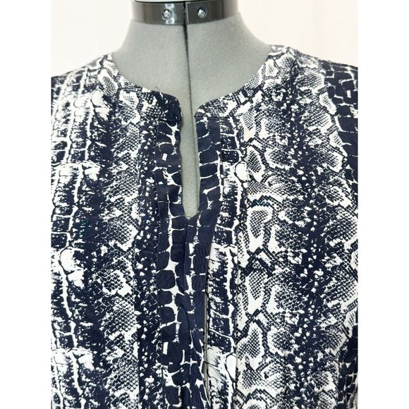 Talbots Sz 6 Navy Animal Print 3/4 Cuff Sleeves Button Closure Split Neck Blouse - Picture 3 of 7